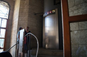 上へ登るエレベーター