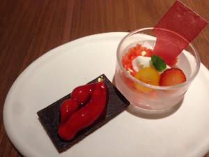 チョコレートサブレの口づけ、金柑と苺・フランボワーズのペーパー・フロマージュブランのソルベ